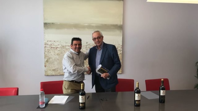 Los-presidentes-del-Viña-Albali-Valdepeñas-y-del-grupo-bodeguero-Félix-Solís-Avantis-estrechan-su-mano-640x360