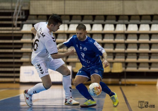 Rodrigo luchando un balón en Castellón (Copiar)