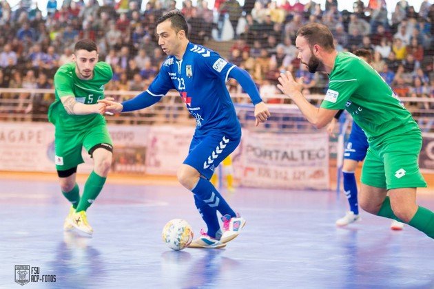 Zamo se intenta marchar de dos rivales durante la pasada temporada (Copiar)