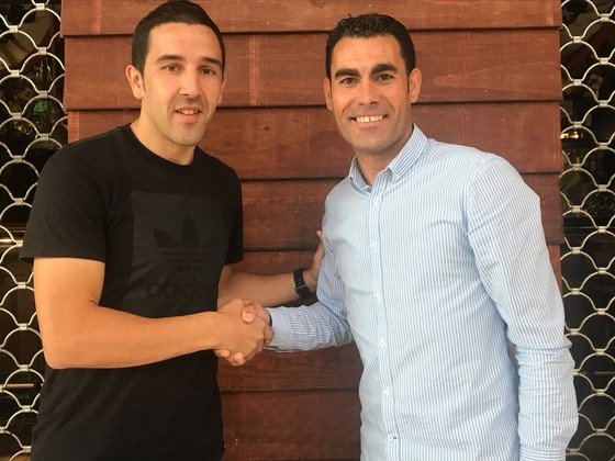 José Ruiz y el director deportivo, Joan Linares, estrechan sus manos para rubricar el acuerdo (Copiar)
