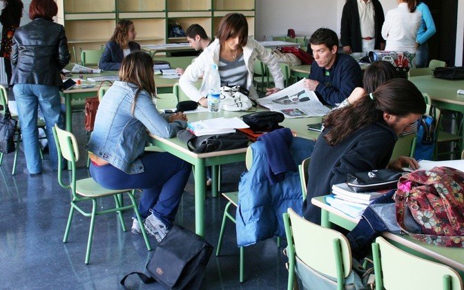 Jóvenes en la biblioteca del IES Clara Campoamor de La Solana