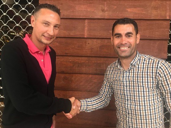 Carlos Muñoz y Joan Linares, director deportivo del Viña Albali Valdepeñas, estrechan sus manos (Copiar)