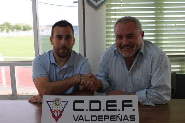 En la foto Juan Carlos Peñalver y el presidente del CD Valdepeñas, Benjamín Roldán