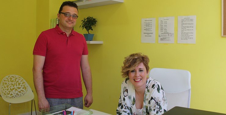 En la foto David y Ana, dos profesores que además de simpatía derrochan entusiasmo y buen hacer a la hora de educar a sus alumnos En la foto David y Ana, dos profesores que además de simpatía derrochan entusiasmo y buen hacer a la hora de educar a sus alumnos