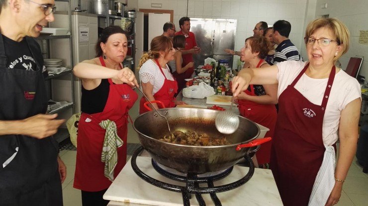 Duelos y Quebrantos cocinando una receta del libro "En un lugar de la cocina", arroz con pollo Duelos y Quebrantos cocinando una receta del libro "En un lugar de la cocina", arroz con pollo