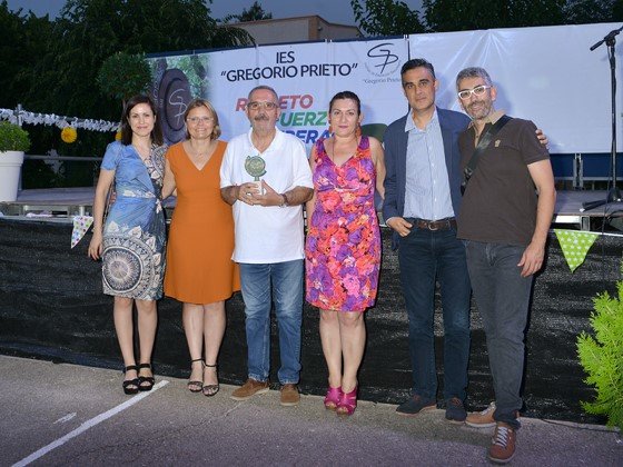 Jesús Merlo con la directora del IES Gregorio Prieto y profesores del centro educativo Jesús Merlo con la directora del IES Gregorio Prieto y profesores del centro educativo