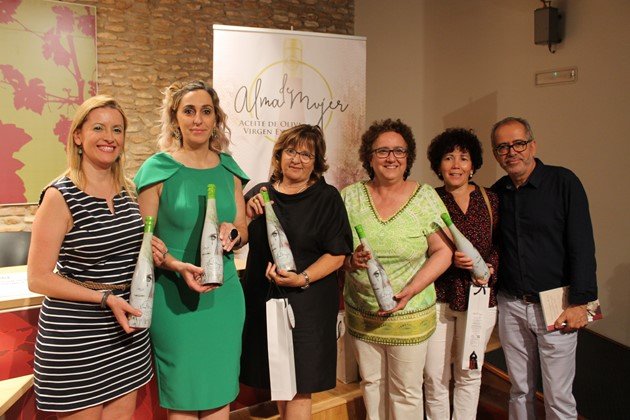En la foto, de izq a dcha: Vanessa Irla, Consoli Molero, Rosa Marchal, Prado Amores, Carmen Pimienta y José Antonio Sánchez Elola En la foto, de izq a dcha: Vanessa Irla, Consoli Molero, Rosa Marchal, Prado Amores, Carmen Pimienta y José Antonio Sánchez Elola