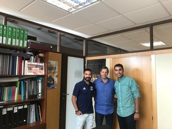 José Manuel García, Decano de la Facultad de Ciencias del Deporte de la UCLM, junto a Joan Linares Director Deportivo y Andrés Parada, preparador físico del FS Valdepeñas. Foto FS Valdepeñas