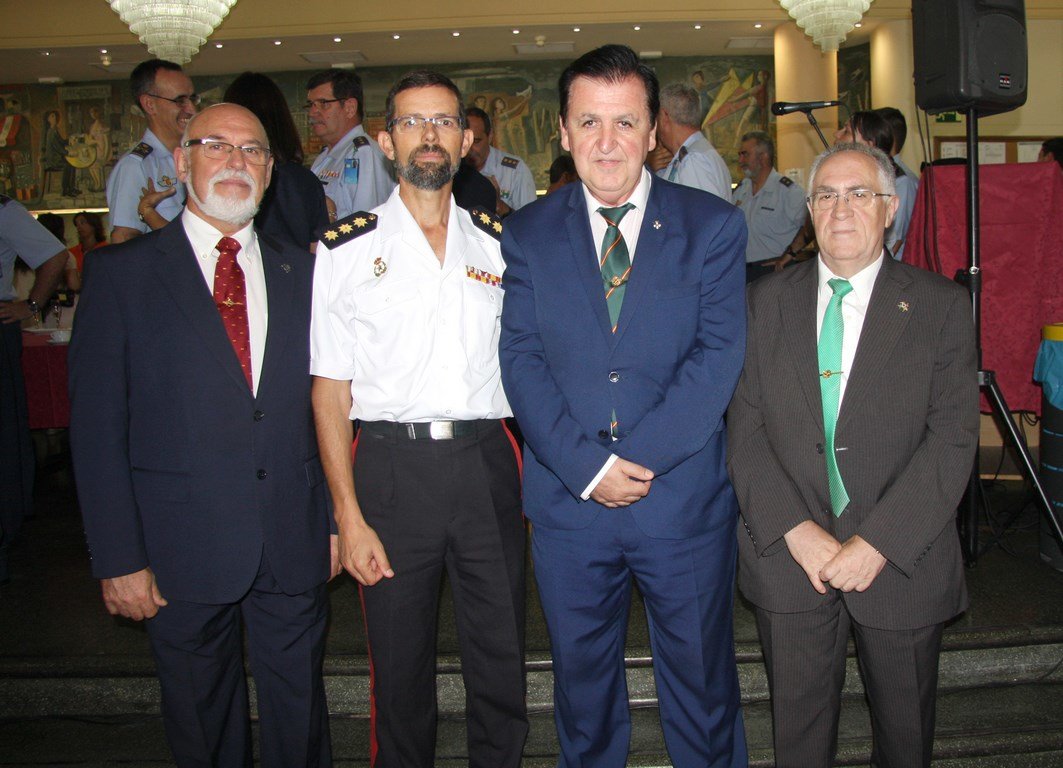 Vélez, el nuevo coronel Jefe de AGRUMAD y la representación de la Cofradía Vélez, el nuevo coronel Jefe de AGRUMAD y la representación de la Cofradía