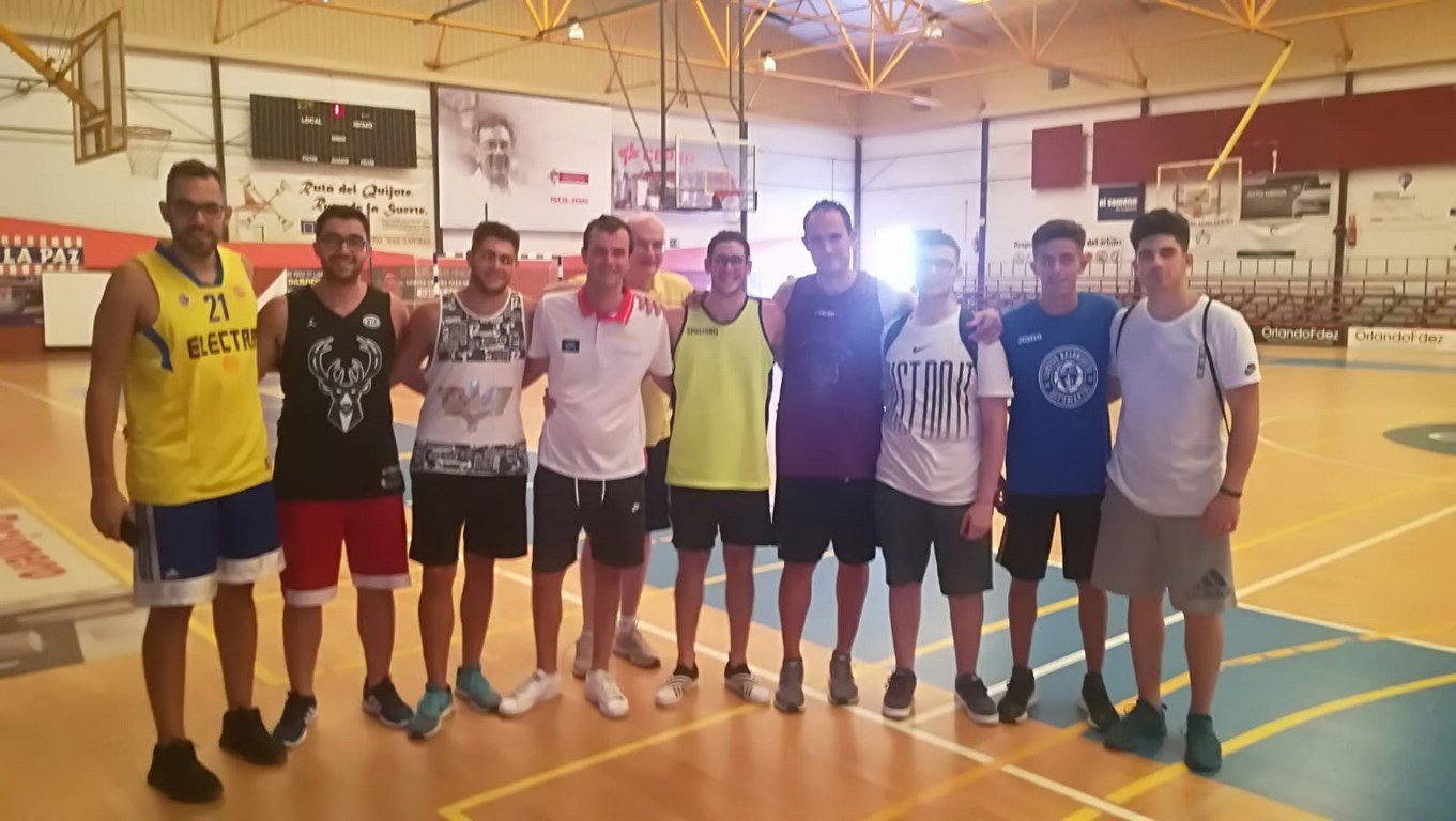 Andres, Alcolado, Alex, Cruz (profesor), Javi, Cisco, Aguilar, Enrique y Clemente Andres, Alcolado, Alex, Cruz (profesor), Javi, Cisco, Aguilar, Enrique y Clemente