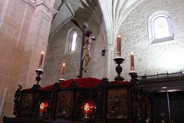 Besapiés y Ofrenda floral al Cristo de la Misericordia en Valdepeñas Besapiés y Ofrenda floral al Cristo de la Misericordia en Valdepeñas
