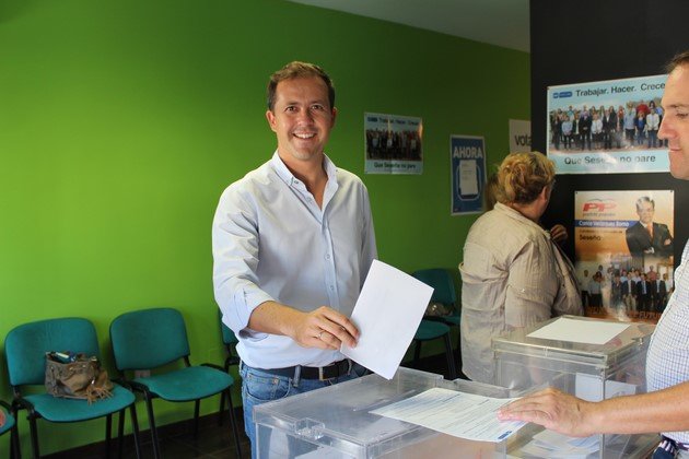 Carlos Velázquez votando en la sede del PP de Seseña Carlos Velázquez votando en la sede del PP de Seseña