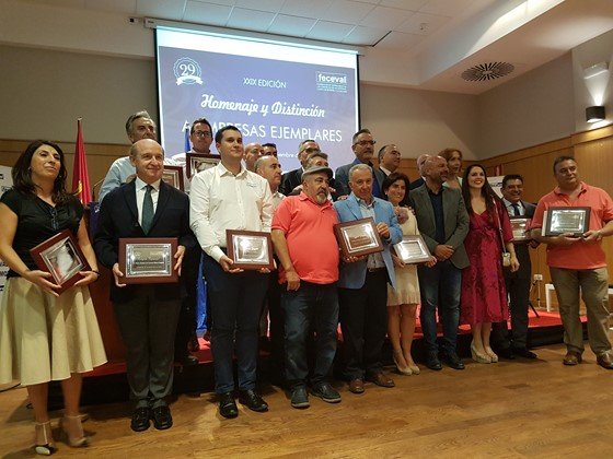 Foto de homenajeados con autoridades Foto de homenajeados con autoridades