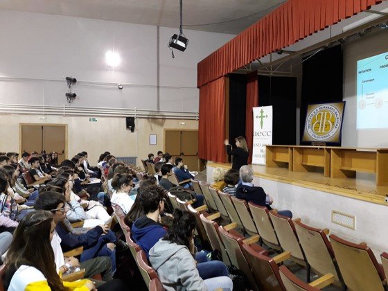 Alumnos del Balbuena en charla sobre cáncer de mama Alumnos del Balbuena en charla sobre cáncer de mama