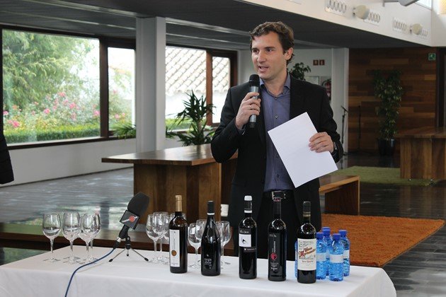 Ignacio Barroso, responsable de Bodegas Real, presentando la nueva añada de sus vinos Ignacio Barroso, responsable de Bodegas Real, presentando la nueva añada de sus vinos