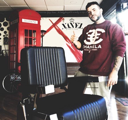 Eduardo en su Nandez Barbershop Eduardo en su Nandez Barbershop