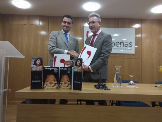 Jesús Martín e Ignacio García durante la firma del convenio en la sede de la D.O Valdepeñas. Jesús Martín e Ignacio García durante la firma del convenio en la sede de la D.O Valdepeñas.