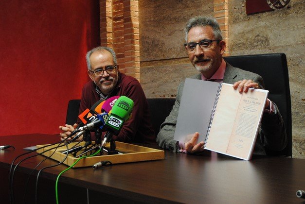 El alcalde de Valdepeñas en rueda de prensa El alcalde de Valdepeñas en rueda de prensa