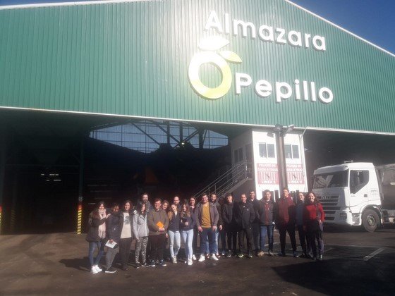 Visita de alumnos del IES Gregorio Prieto a la almazara Oleo Pepillo Visita de alumnos del IES Gregorio Prieto a la almazara Oleo Pepillo
