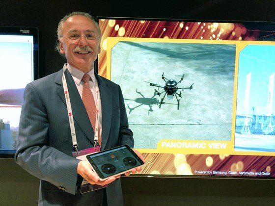 LuisFurnellsmostrandolaappdeOesiadesdesamsung (Copiar)