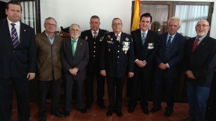 En la fotografía, la representación cofrade y el Jefe de la Policía Local En la fotografía, la representación cofrade y el Jefe de la Policía Local