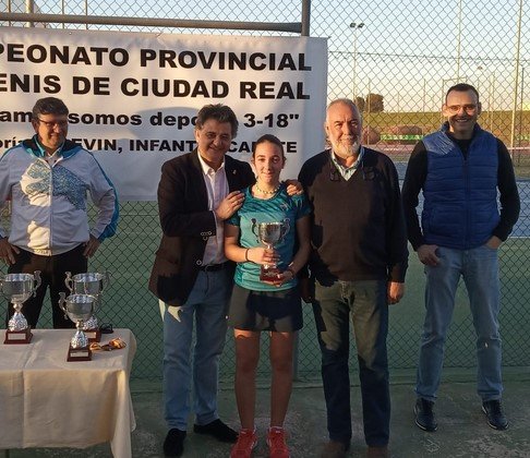 Marta con su trofeo Marta con su trofeo