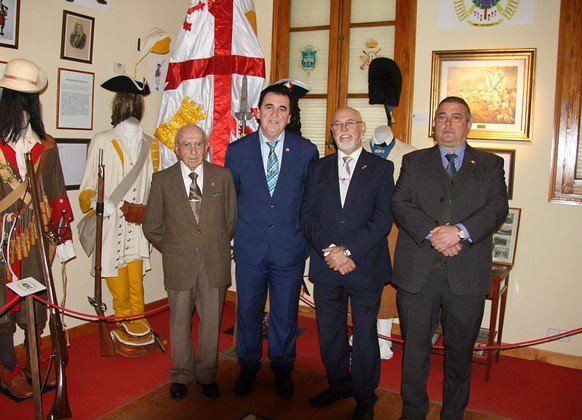 En las fotografías de Vélez-BRI XII, junto al Tcol. Berrocal y el Coronel Aguilar, y un momento de la visita a la sala histórica.
