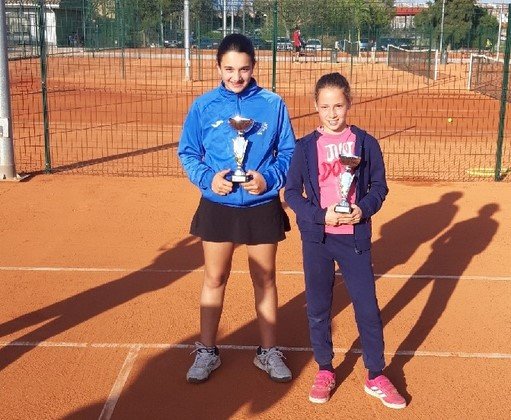 Araceli (izquierda) y Alejandra (derecha) con sus trofeos Araceli (izquierda) y Alejandra (derecha) con sus trofeos