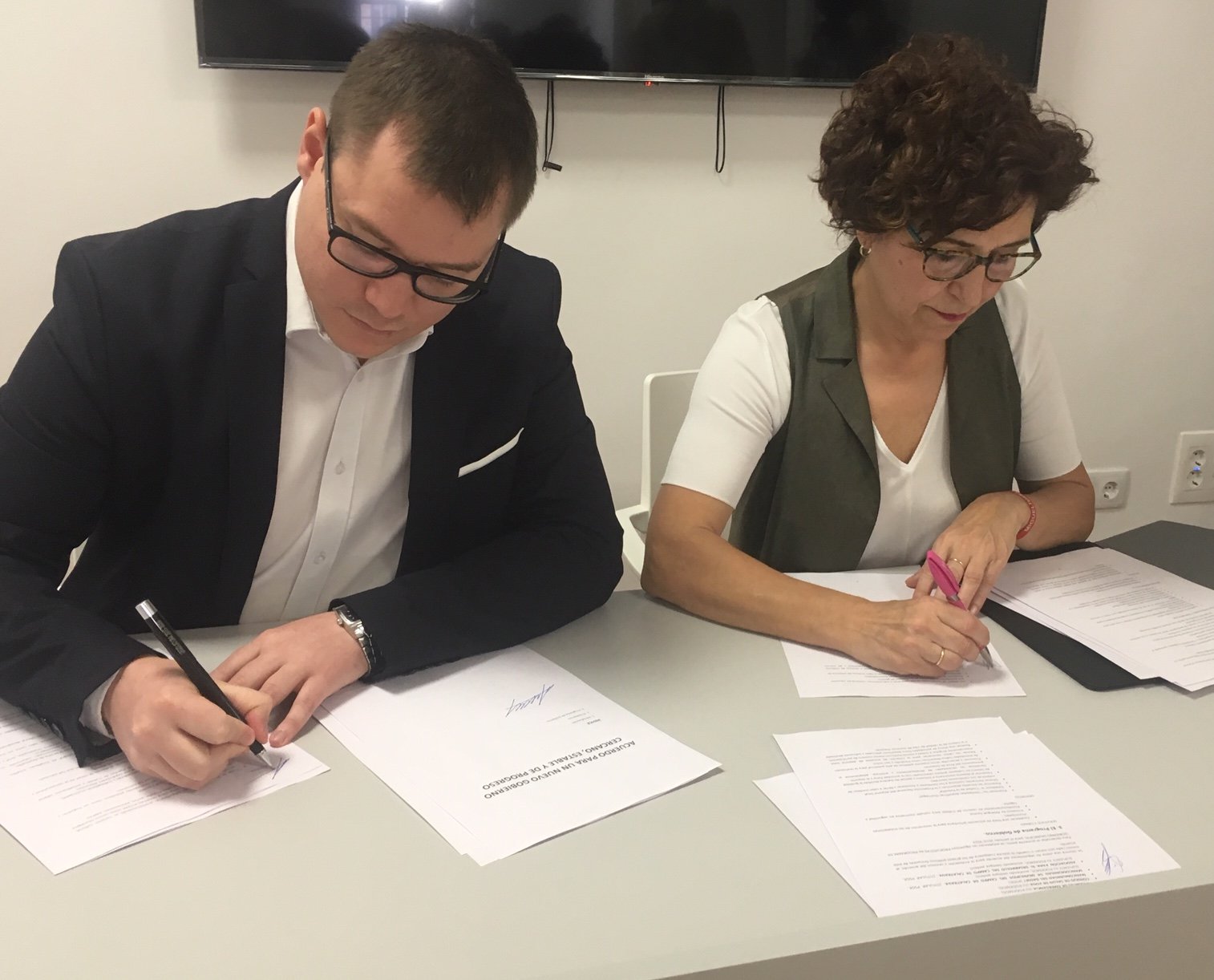 Firma de acuerdo en Miguelturra entre PSOE e IU-Podemos Firma de acuerdo en Miguelturra entre PSOE e IU-Podemos