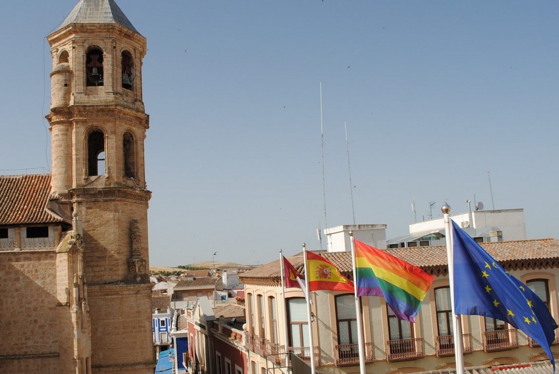 BANDERA GAY VALDEPEÑAS