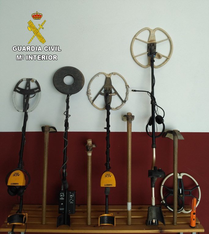 Material intervenido, detectores y azadas Material intervenido, detectores y azadas
