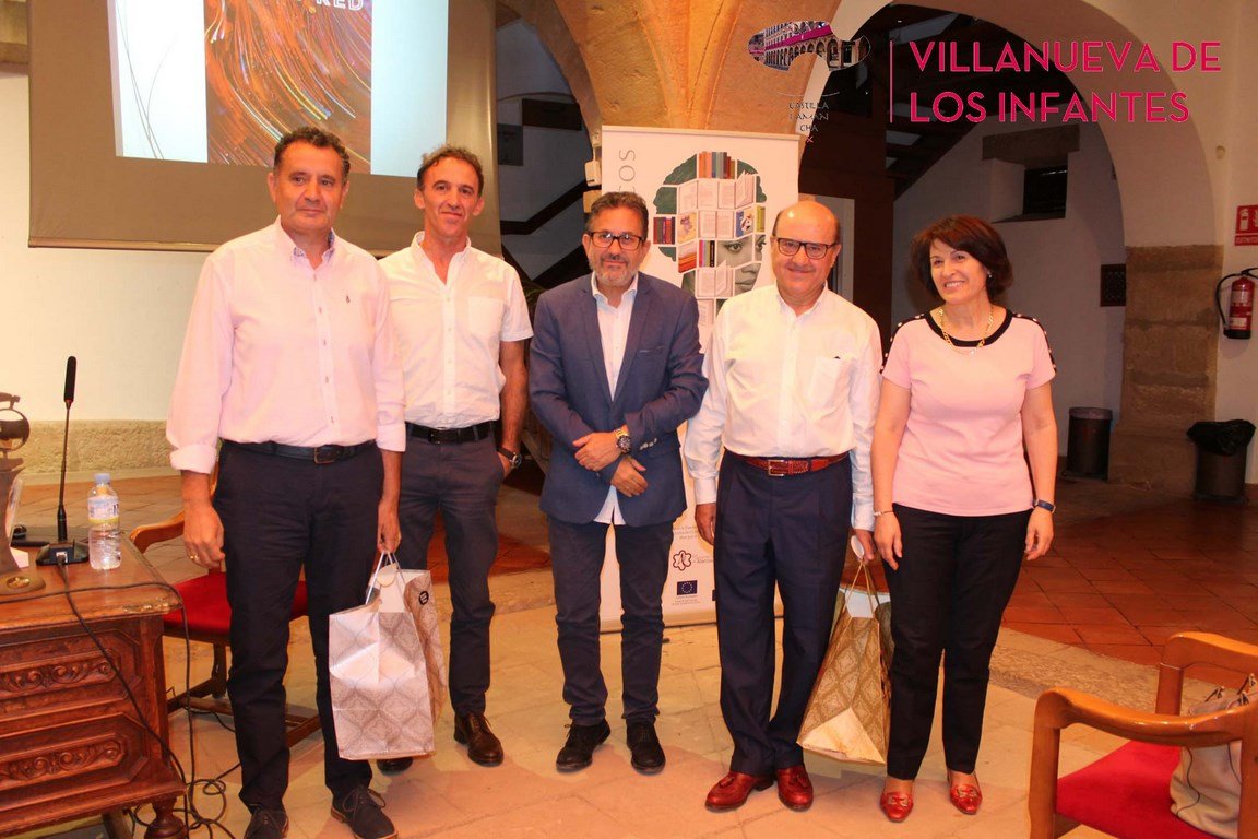 Clausura ULI entrega libros