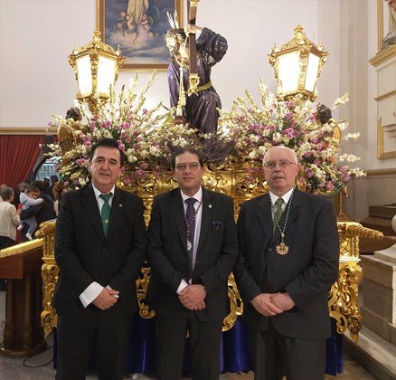En la fotografía, la representación de la Cofradía con el hermano mayor de la hermandad de Jesús del Perdón (centro) En la fotografía, la representación de la Cofradía con el hermano mayor de la hermandad de Jesús del Perdón (centro)