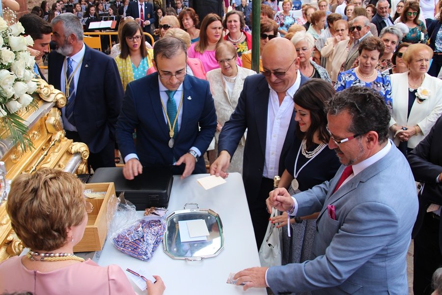El alcalde y la Capitana hacen la primera ofrenda El alcalde y la Capitana hacen la primera ofrenda