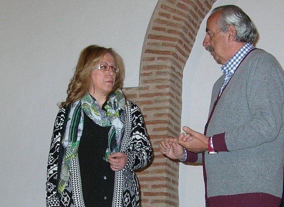 El director de la obra, Juan García Espinosa de los Monteros con una de las actrices El director de la obra, Juan García Espinosa de los Monteros con una de las actrices