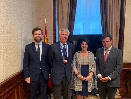 En la foto: (de izq a dcha): Iván Espinosa de los Monteros, Ignacio Muñoz (AECC), Macarena Olona y Ricardo Chamorro