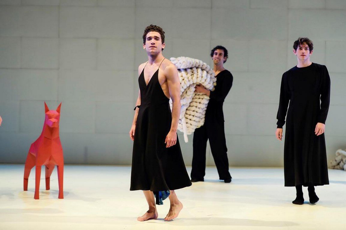 Esto no es la casa de Bernarda Alba Esto no es la casa de Bernarda Alba