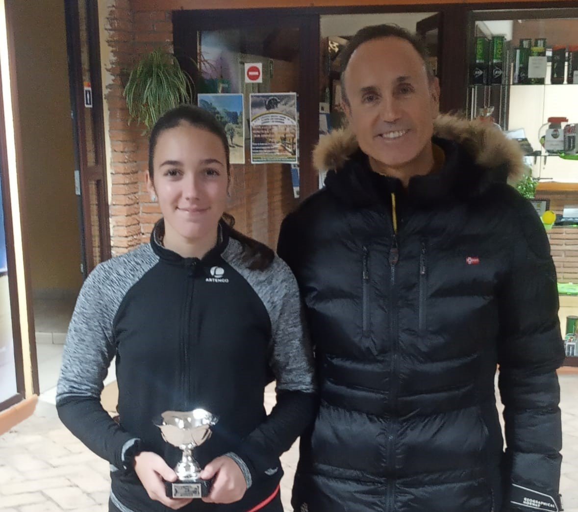En la foto Marta con su trofeo En la foto Marta con su trofeo