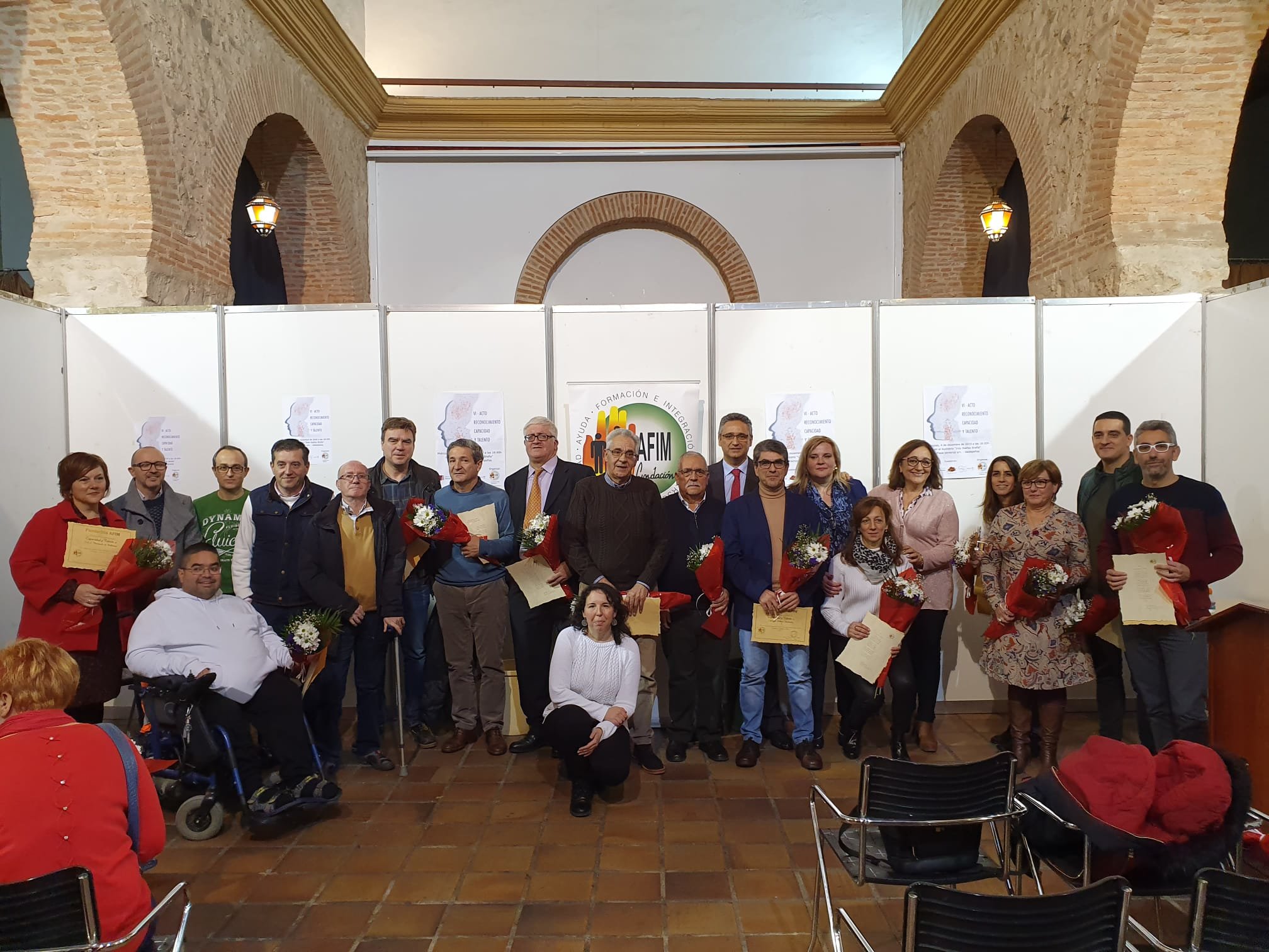 Foto de familia de premiados y autoridades en el VI Reconocimiento "Capacidad y Talento" de AFIM en Valdepeñas Foto de familia de premiados y autoridades en el VI Reconocimiento "Capacidad y Talento" de AFIM en Valdepeñas