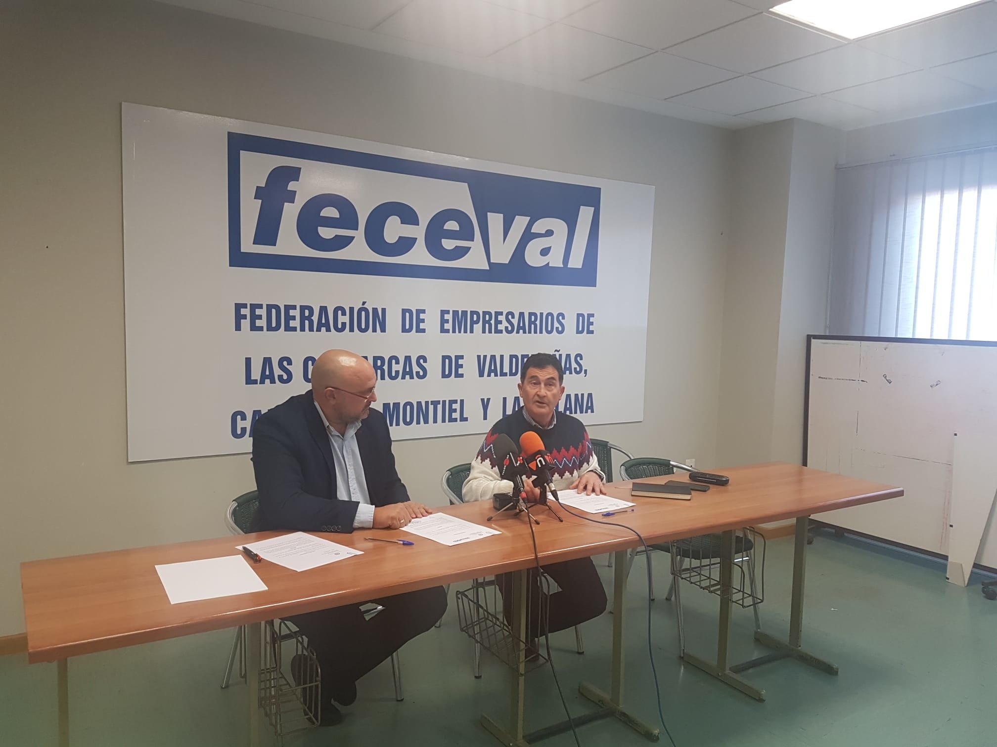 Momento de la rueda de prensa en la que se ha firmado el convenio Momento de la rueda de prensa en la que se ha firmado el convenio