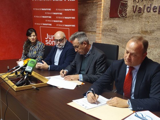 Valdepeñas suscribe convenios para favorecer la integración laboral de personas con discapacidad Valdepeñas suscribe convenios para favorecer la integración laboral de personas con discapacidad