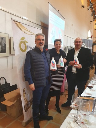 En la foto (de izq a dcha): Felipe Rojo, presidente de la AJAV, Beatriz Maeso y José López En la foto (de izq a dcha): Felipe Rojo, presidente de la AJAV, Beatriz Maeso y José López