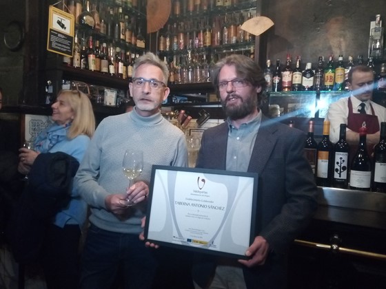 El presidente de la D.O Valdepeñas, Jesús Martín, entregando el reconocimiento