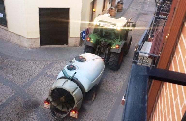 Fumigación con atomizador por las calles solaneras Fumigación con atomizador por las calles solaneras