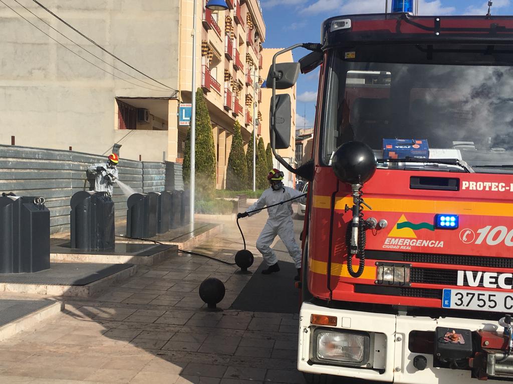 Bomberos de Valdepeñas desinfectando por el COVID-19