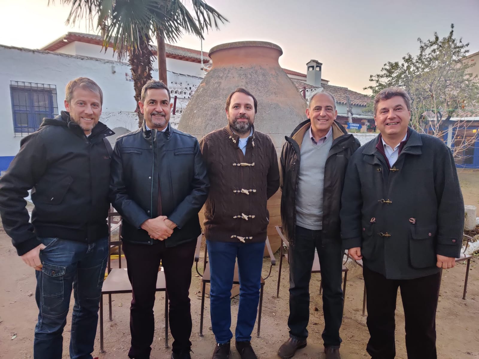 Foto: En el centro Remigio Díaz Martínez con representantes del Sindicato de Policía Local de Castilla-La Mancha Foto: En el centro Remigio Díaz Martínez con representantes del Sindicato de Policía Local de Castilla-La Mancha