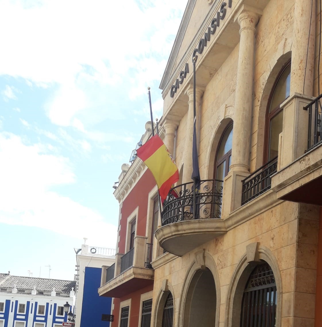 Banderas a media asta en el balcón del Ayuntamiento víctimas coronavirus Banderas a media asta en el balcón del Ayuntamiento víctimas coronavirus