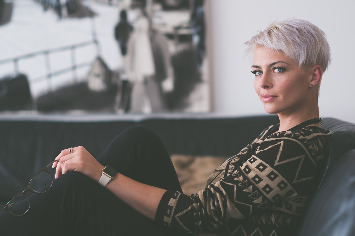 Consejos con mucho estilo para dejarte el pelo gris ¡Dale vida a las canas!
